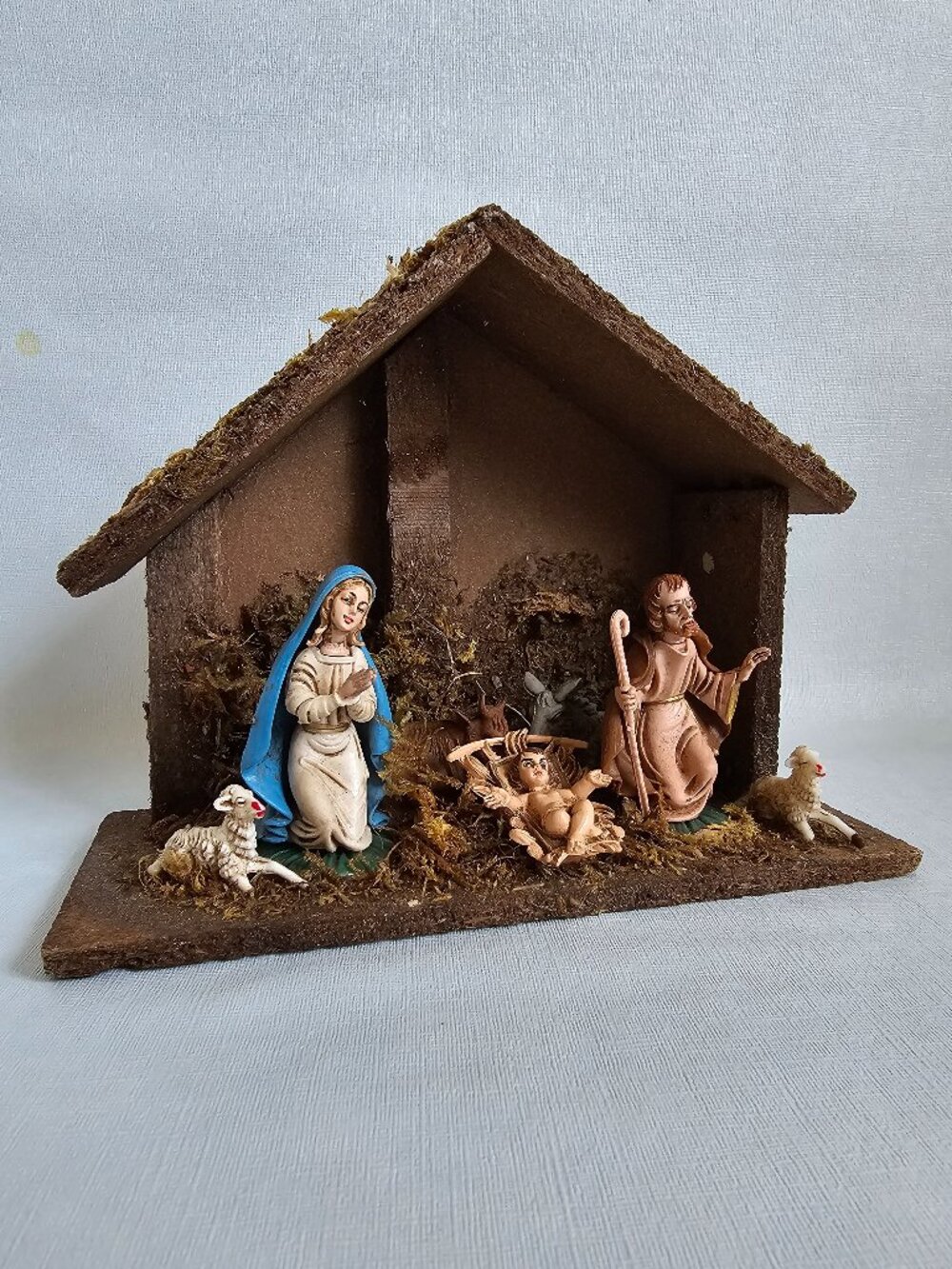 Nativity, Vintage Wood Manger with 7 Figurines, Stable, Made in Italy